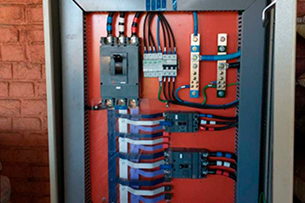 Montagem de painéis elétricos